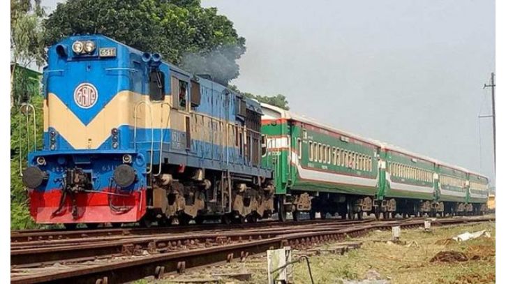 চলন্ত ট্রেনে পাথর নিক্ষেপ, চালক আহত