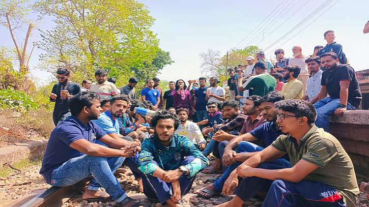ঢাকা বিশ্ববিদ্যালয়ের ‘আধিপত্যের’ প্রতিবাদে রাজশাহীতে রেলপথ অবরোধ
