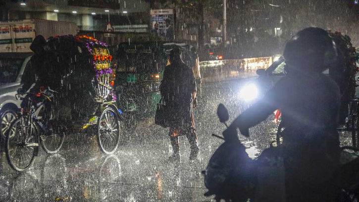 ঢাকায় তুমুল বৃষ্টিতে কিছুটা স্বস্তি