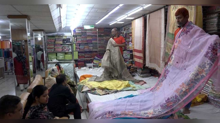 রাজশাহীতে জমেছে রেশমি পোশাকের বিকিকিনি