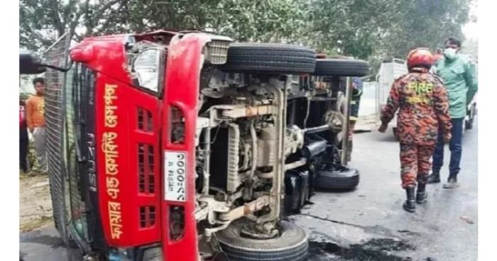 মোটরসাইকেল আরোহীকে বাঁচাতে গিয়ে উল্টে গেল ফায়ার সার্ভিসের গাড়ি