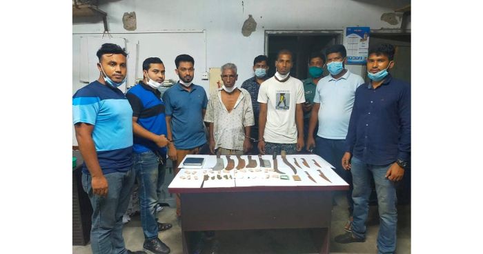 অস্ত্রসহ পিতা-পুত্র ধরা