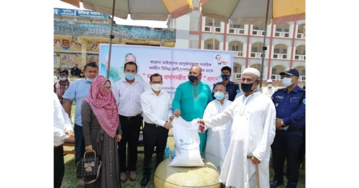 চট্টগ্রামে হাটহাজারীতে ঈদ উপহার পেলেন পরিবহন শ্রমিকরা