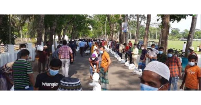 ক্ষতিগ্রস্থ অসহায়, গরীব ও কর্মহীন পরিবারকে প্রধানমন্ত্রীর উপহার
