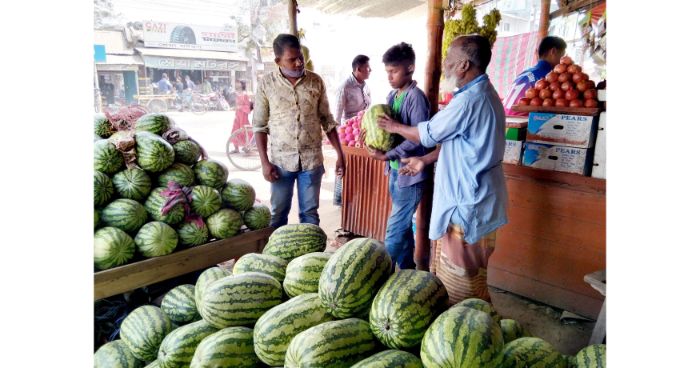চড়া দামে তরমুজ বিক্রি করায় গুনতে হল জরিমানা
