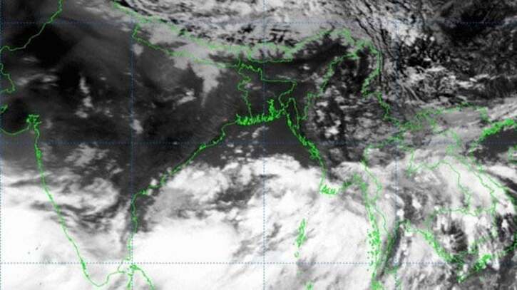 উপকূল অতিক্রম করছে ঘূর্ণিঝড় রেমাল