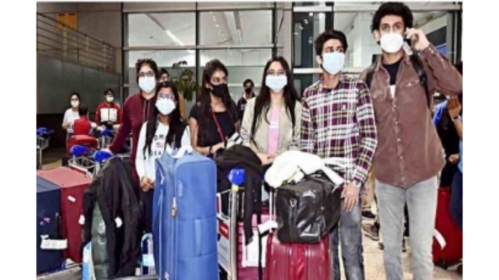 ইউক্রেনে ভারতীয় শিক্ষার্থীদের সীমান্ত পেরোতে সৈন্যের বাধা ওমারধর