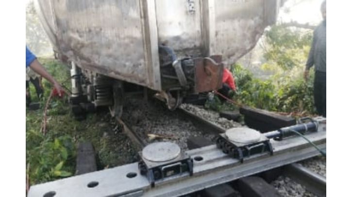 বগি লাইনচ্যুত, ৩ ঘণ্টা পর ট্রেন চলাচল স্বাভাবিক