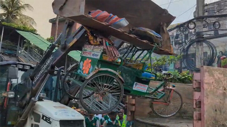 রিকশা হারানো পাঁচ চালককে নতুন রিকশা উপহার দিলেন আমিনুল হক