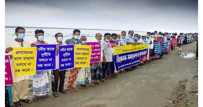 ব্রহ্মপুত্রের ভাঙনে দিশেহারা তীরবর্তী জনসাধারণের মানবন্ধন