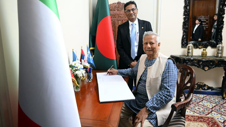 রোমে বাংলাদেশ হাউস পরিদর্শন করলেন প্রধান উপদেষ্টা