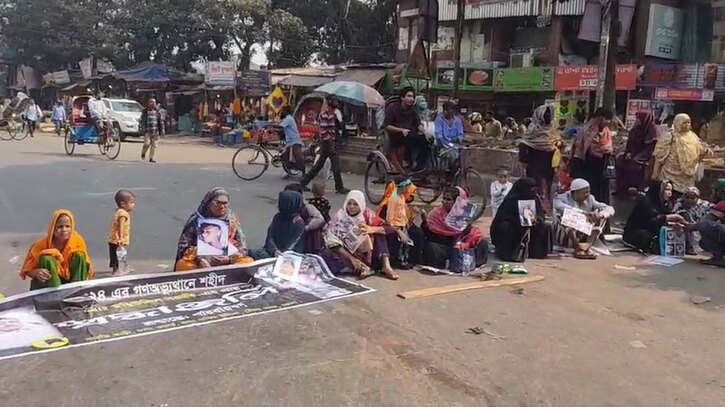 শাহবাগ আটকে দিলেন জুলাই অভ্যুত্থানে নিহতদের স্বজনরা