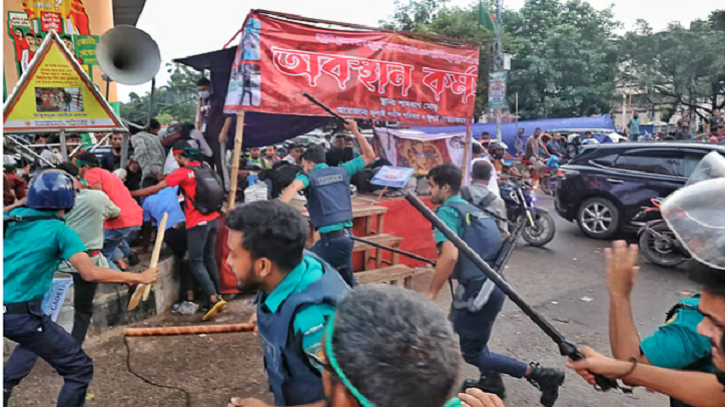 হাতাহাতি-লাঠিপেটায় শাহবাগ ছাড়লেন ‘জুলাই সনদ’ দাবিতে অবস্থানকারীরা