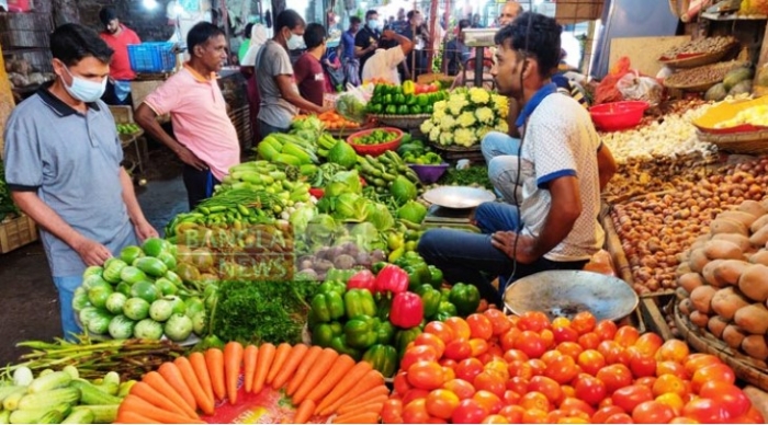 আকাশ ছোঁয়া দামে নতুন আলু, কমেছে অন্য সবজির দাম