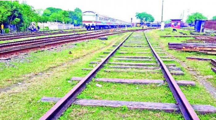 রেললাইনের পাথর কমে যাওয়ায় ঝুঁকি বাড়ছে