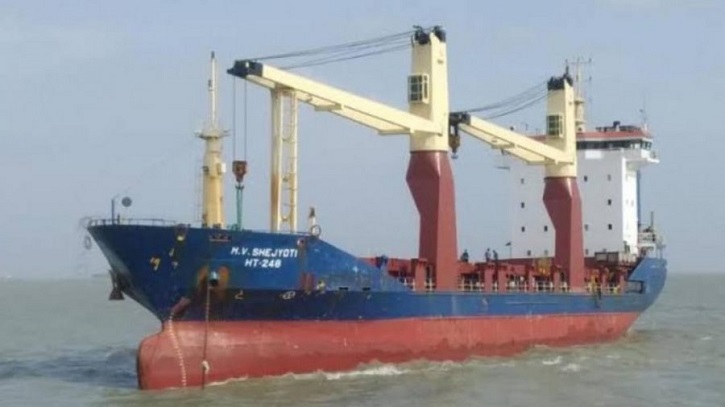 বেতন না পেয়ে ডাকাতি, জাহাজের চিফ ইঞ্জিনিয়ারসহ তিনজন আটক