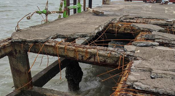 ঘূর্ণিঝড় যশ-এর প্রভাবে সেন্টমার্টিনের পর্যটক জেটি লণ্ডভণ্ড