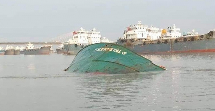 কর্ণফুলী নদীতে ফিশিং জাহাজ ডুবি