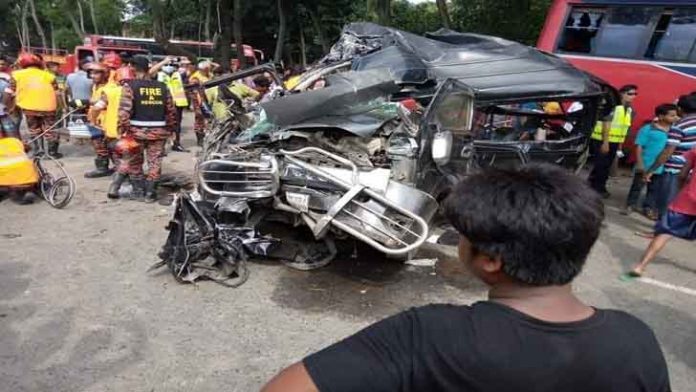 ঢাকা-চট্টগ্রাম মহাসড়কে সড়ক দুর্ঘটনায় মাইক্রোবাস চালকসহ নিহত ২