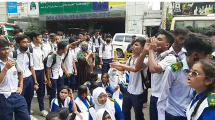 হাফ ভাড়ার দাবিতে বনানীতে শিক্ষার্থীদের আড়াই ঘণ্টা অবরোধ