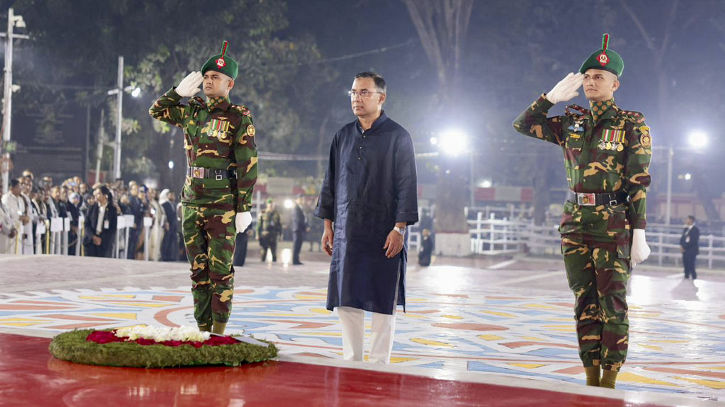 প্রথম প্রহরে শহীদ মিনারে রাষ্ট্রপতি ও প্রধানমন্ত্রীর শ্রদ্ধা
