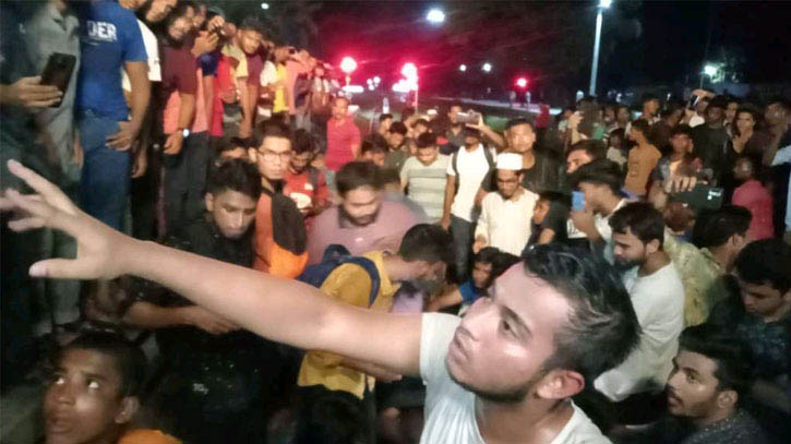 কুমিল্লায় ট্রেন আটকে শিক্ষার্থীদের বিক্ষোভ, ৩ টিটিই বরখাস্ত