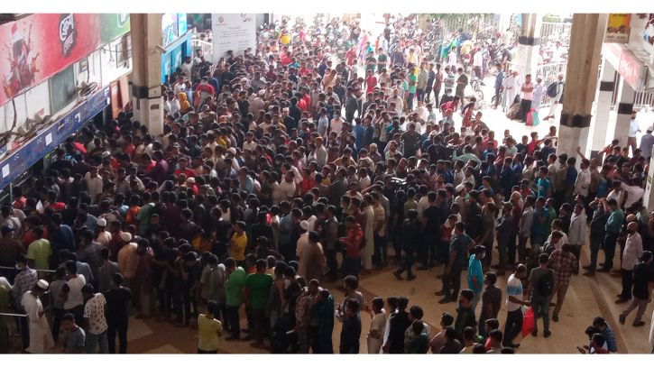 টিকিট কিনতে কমলাপুরে মানুষের উপচে পড়া ভিড়