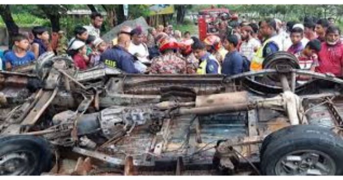 ট্রাকের ধাক্কায় মাইক্রোবাসের সিলিন্ডার বিস্ফোরণ, নিহত ৩
