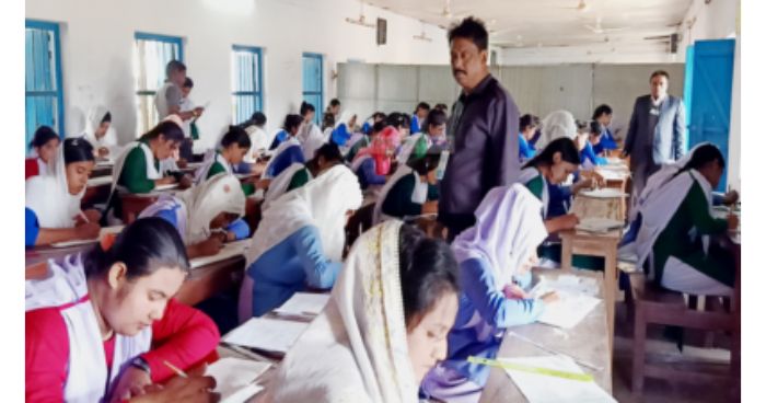 বরিশালে বিধিনিষেদের পরো পরীক্ষা নেওয়ায় শিক্ষা প্রতিষ্ঠান সিলগালা