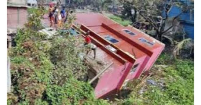 কেরাণীগঞ্জে ধসে গেল তিনতলা ভবন, উদ্ধার ৭