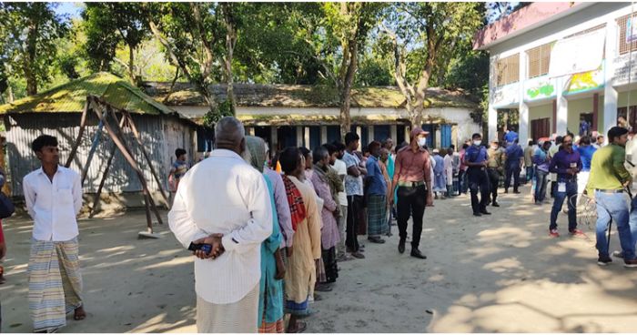 সিরাজগঞ্জ(শাহজাদপুর)-৬ আসনে উপ-নির্বাচনে ভোটগ্রহণ চলছে