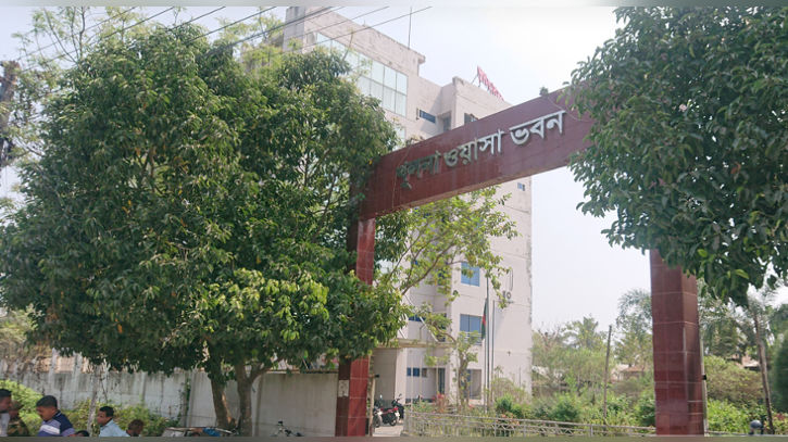 সেবা নিয়ে অভিযোগের মধ্যে ফের বাড়ল খুলনায় পানির দাম