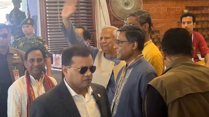 ঢাকেশ্বরী মন্দির পরিদর্শনে প্রধান উপদেষ্টা