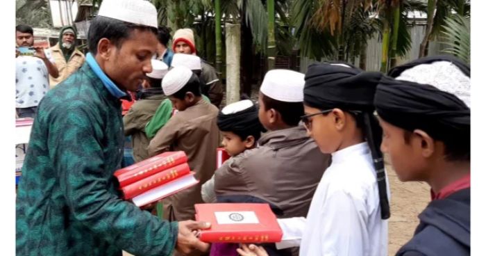 রিকশা বিক্রির টাকায় ৩০ হাজার কুরআন বিতরণ করলেন তারা মিয়া
