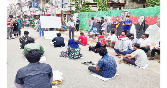 শিক্ষাপ্রতিষ্ঠান খোলার দাবিতে রাস্তায় বসে ক্লাসকরলো শিক্ষার্থীরা
