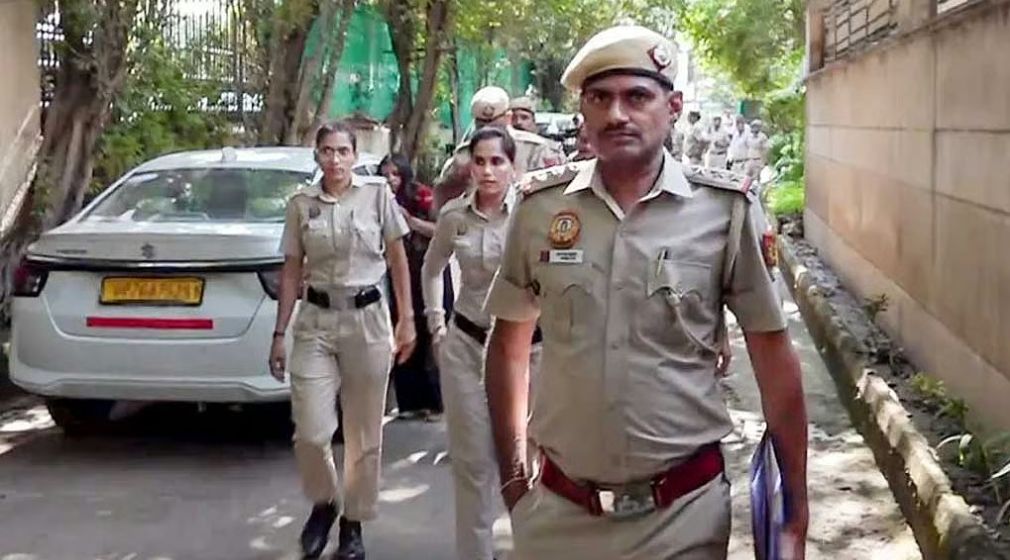‘তেরঙা যাত্রা’ ঠেকাতে নোটিস নিয়ে বাসায় পুলিশ, দীপকে বললেন ‘ফাঁসিতে ঝোলান আমাকে’