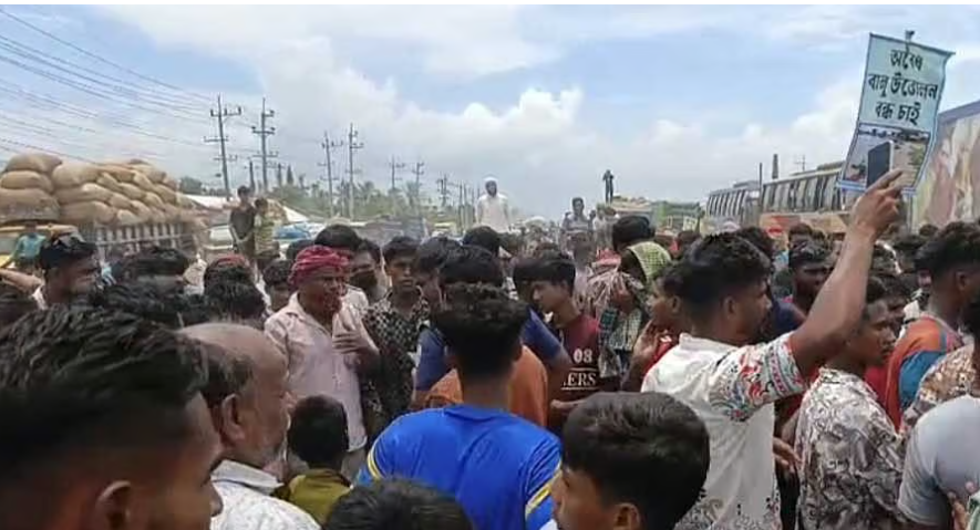 অবৈধভাবে বালু তোলার প্রতিবাদে ঢাকা-সিলেট মহাসড়ক অবরোধ, ১০ কিলোমিটার জট