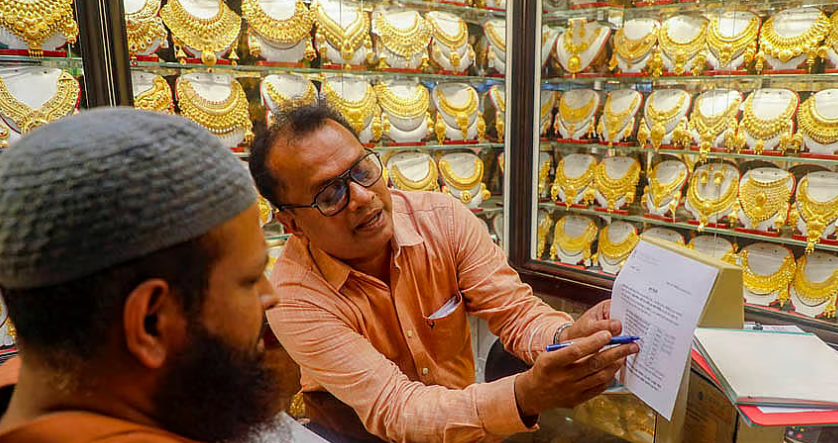 সোনার দামে ওঠানামা, এবার ভরিতে কমল ১৬৩৩ টাকা